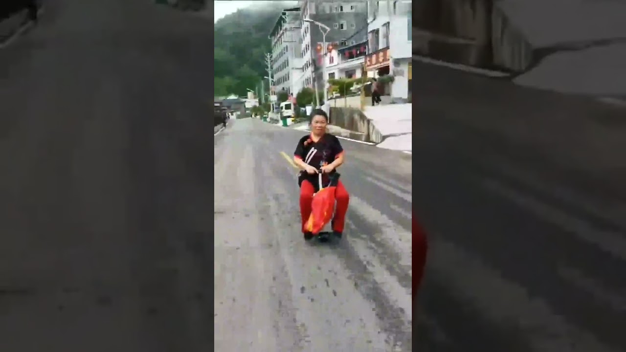 SE3Mini-T Rideable Smart Suitcase Handles All Surfaces with Ease 🛴🧳