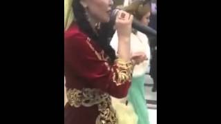 Жигит уронил толстую невесту на Казахской свадьбе Кыз узату