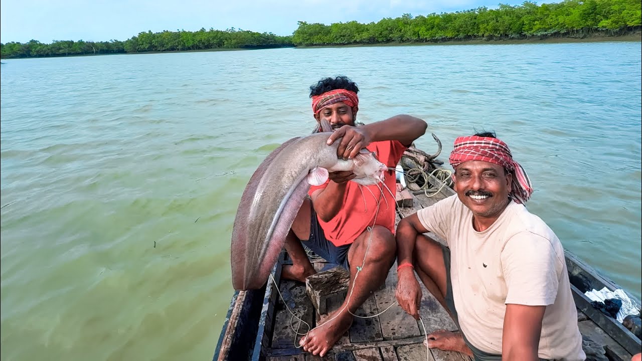 ২৪ ঘন্টা সফরে প্রথম বার বড়শি ফেলে,জোড়া কান মাগুর মাছ ধরলাম!!!