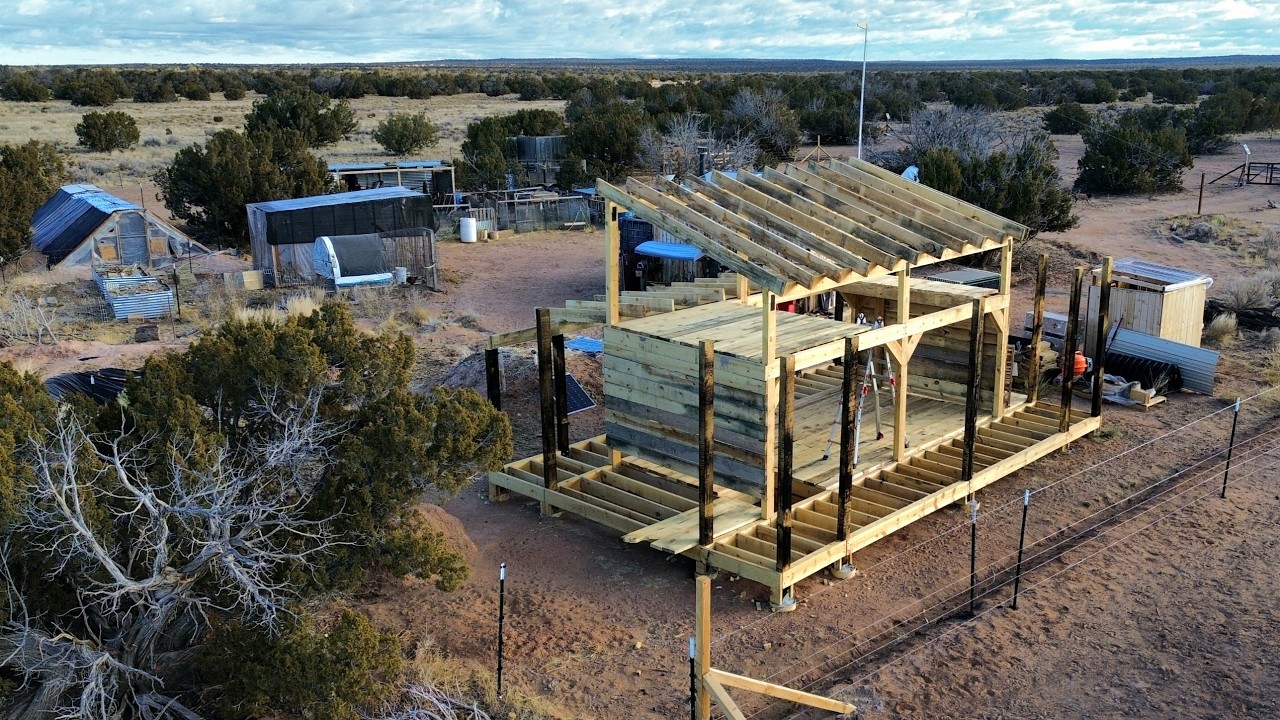 Жизнь без подключения к электросети: крошечный дом или переоборудование в сарай — что лучше?