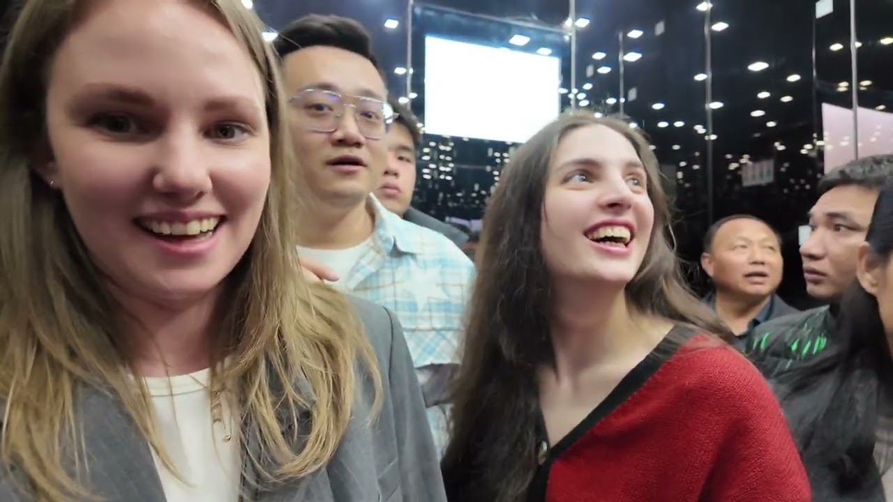 带媳妇和小姨子登上中国第一高塔，俯瞰中国一线城市夜景有何感受