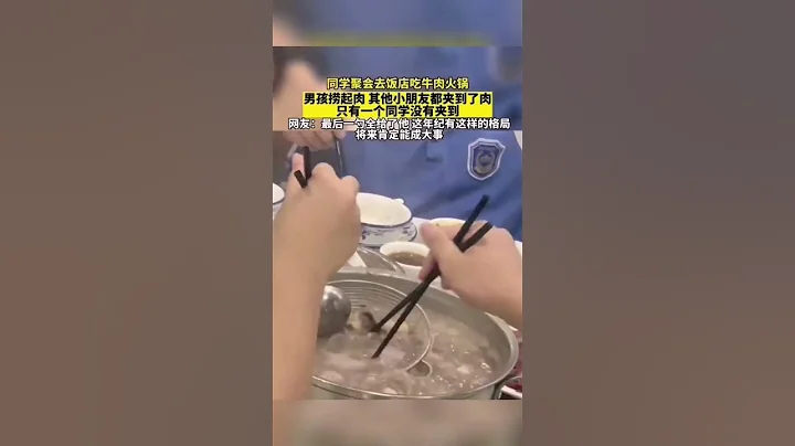 這孩子一點沒給自己留 他一勺拍在漏網上面 然後肉全到裡面了 動作又快又帥  #shorts #上海 #熱點 #熱門 - 天天要聞