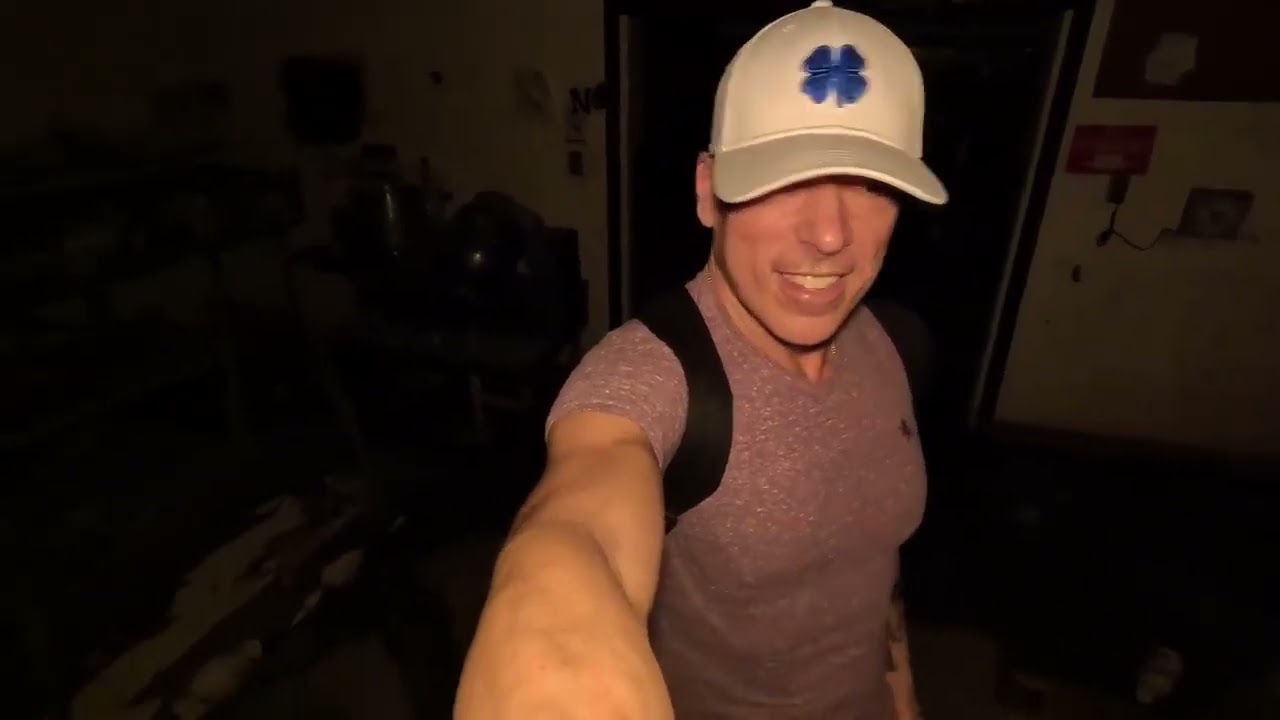 В одиночестве, на заброшенном курорте, здесь таится зло