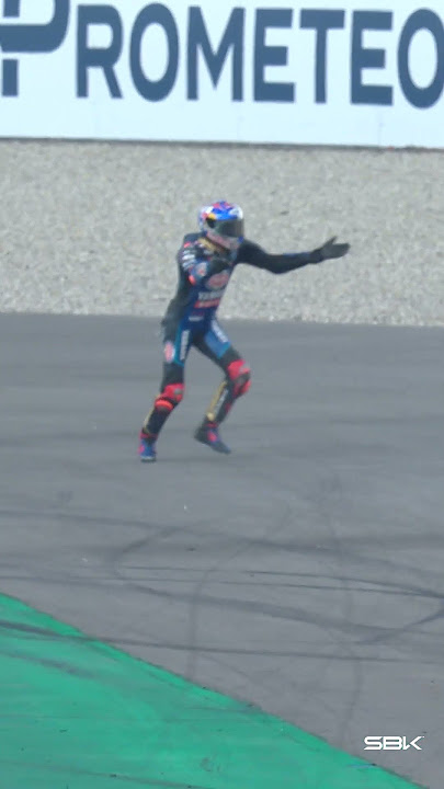 Razgatlioglu and Rea clash at Assen 💥 | 2022 #NLDWorldSBK 🇳🇱