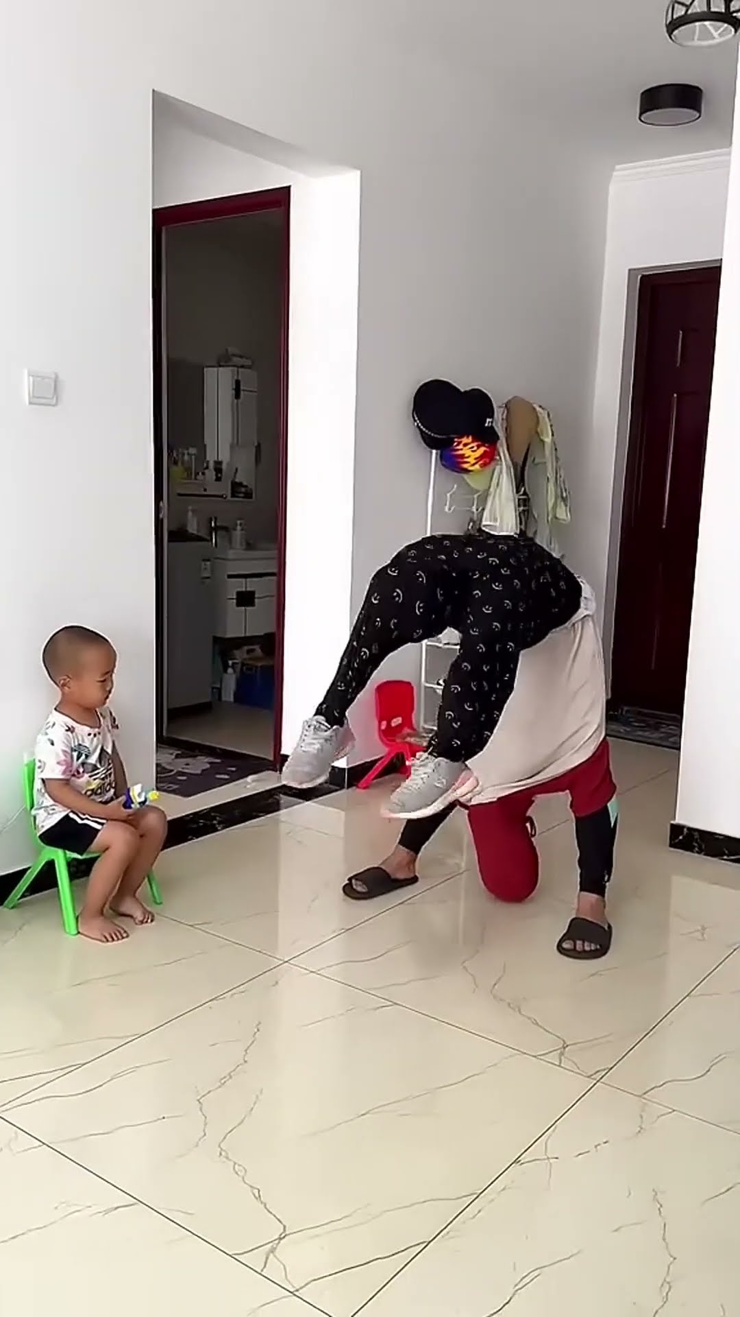 给儿子表演个才艺逗逗他！#Cute baby#Cute#呆萌小米宝#聪明宝宝#萌娃#整蛊#测试