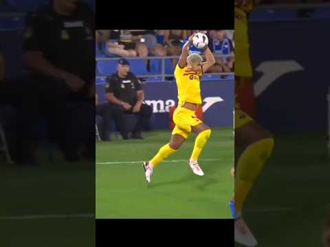 لقطة غريبة من رونالد أروخو اليوم والأغرب من ذلك الحكم لم يحتسب شيءمن مباراة برشلونة و خيتافي لقطة غريبة من رونالد أروخو اليوم والأغرب من ذلك الحكم لم يحتسب شيءمن مباراة برشلونة و خيتافي Thumbnail