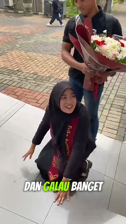 momen haru ketika pacar diam-diam kasih surprise saat wisuda ‼️‼️ #surprise #wisuda #pacar #haru