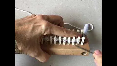 Loom Knitting: Floating Herringbone stitch