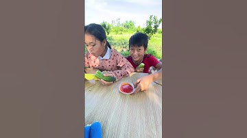 Hai chị em ăn dưa chuột bất ổn #shorts