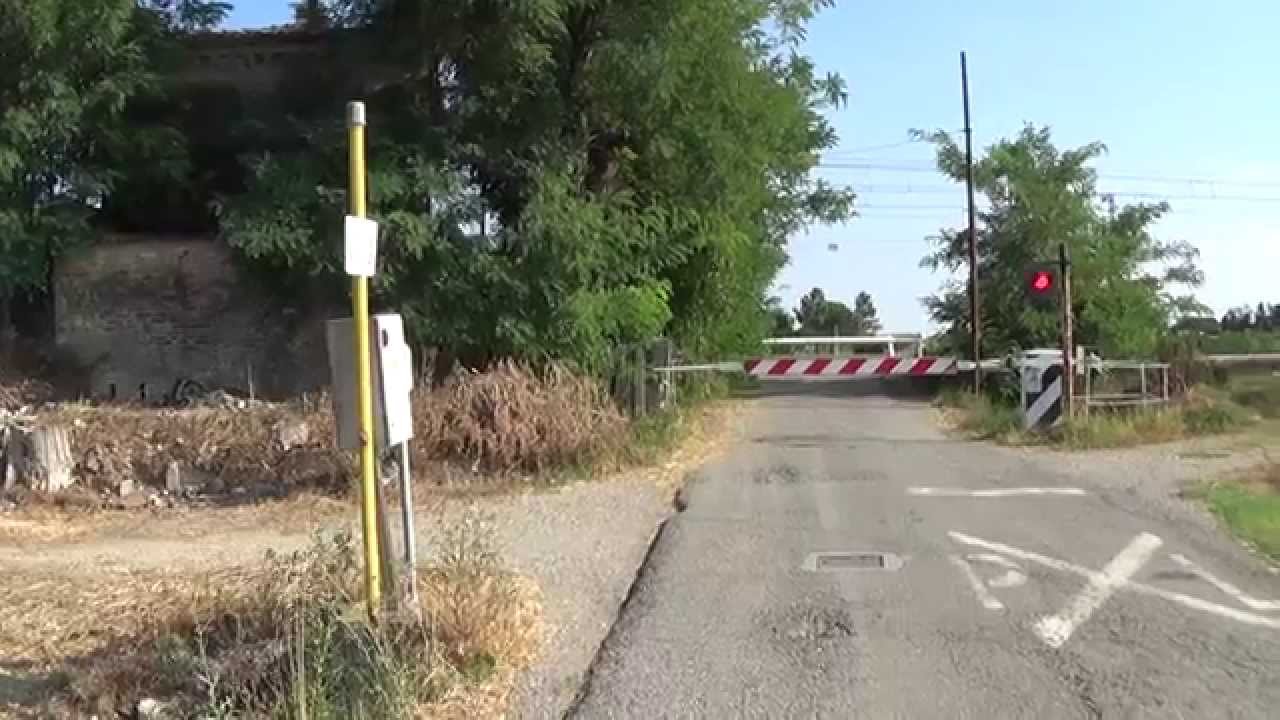 Passaggio a livello di via Calderana in HD - Godo (RA) - doppio transito / Level Crossing