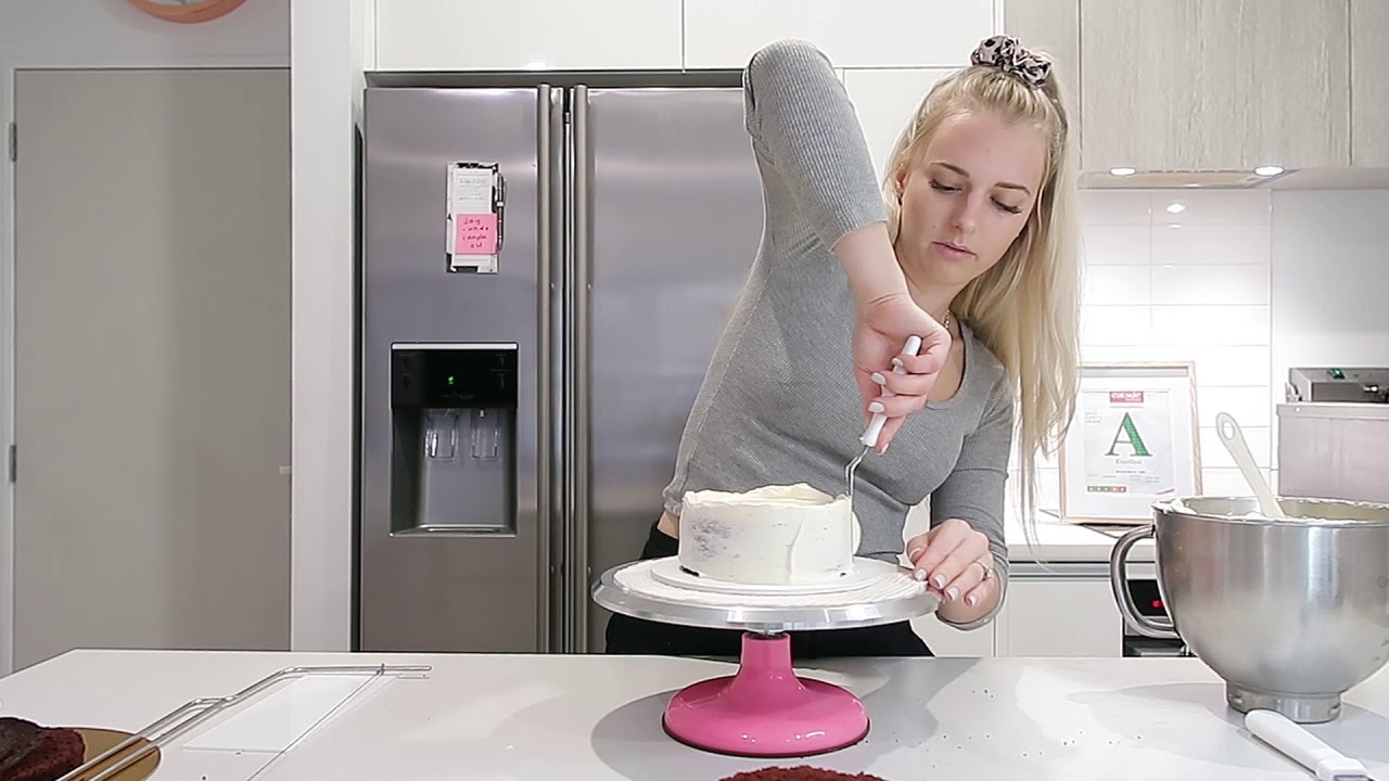 CRUMB COAT TUTORIAL with justjesscakeco YouTube