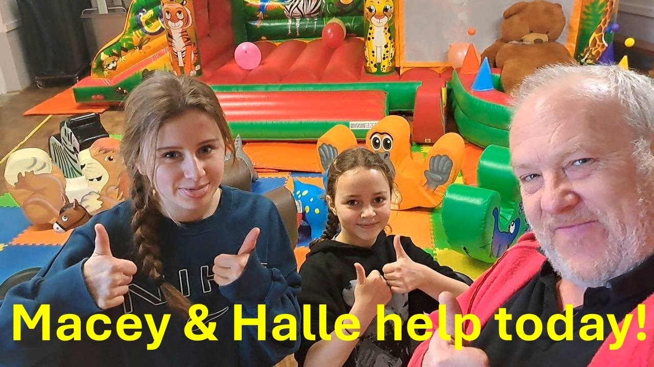 Сегодня внучки помогают дедушке Стиву спуститься на надувном замке!