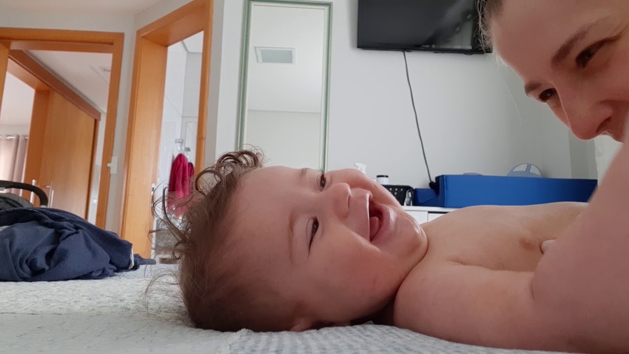 Gargalhada de bebê,  brincado com a mamãe