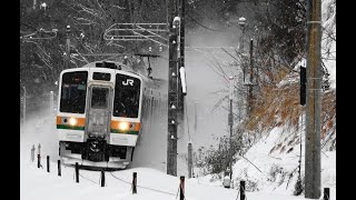 豪雪と211系普通電車 雪煙を纏って上越線を走る