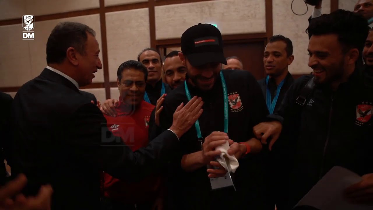 بعثة الأهلي والخطيب يحتفلون بعيد ميلاد ياسر إبراهيم بفندق الإقامة