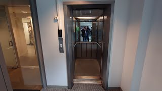 6 people squeezes inside a struggling KONE Hydraulic Elevator @ Forum Shopping Center, Helsinki