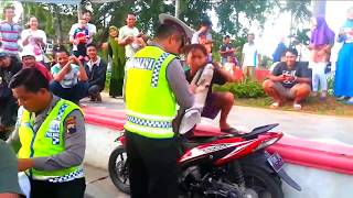 Kena Tilang, Jawaban Polos Anak ini Membuat Tertawa Banyak Orang... bikin ngakak :v