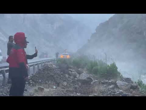 Hakkari’de dağda mahsur kalan kadın askeri helikopter ile kurtarıldı