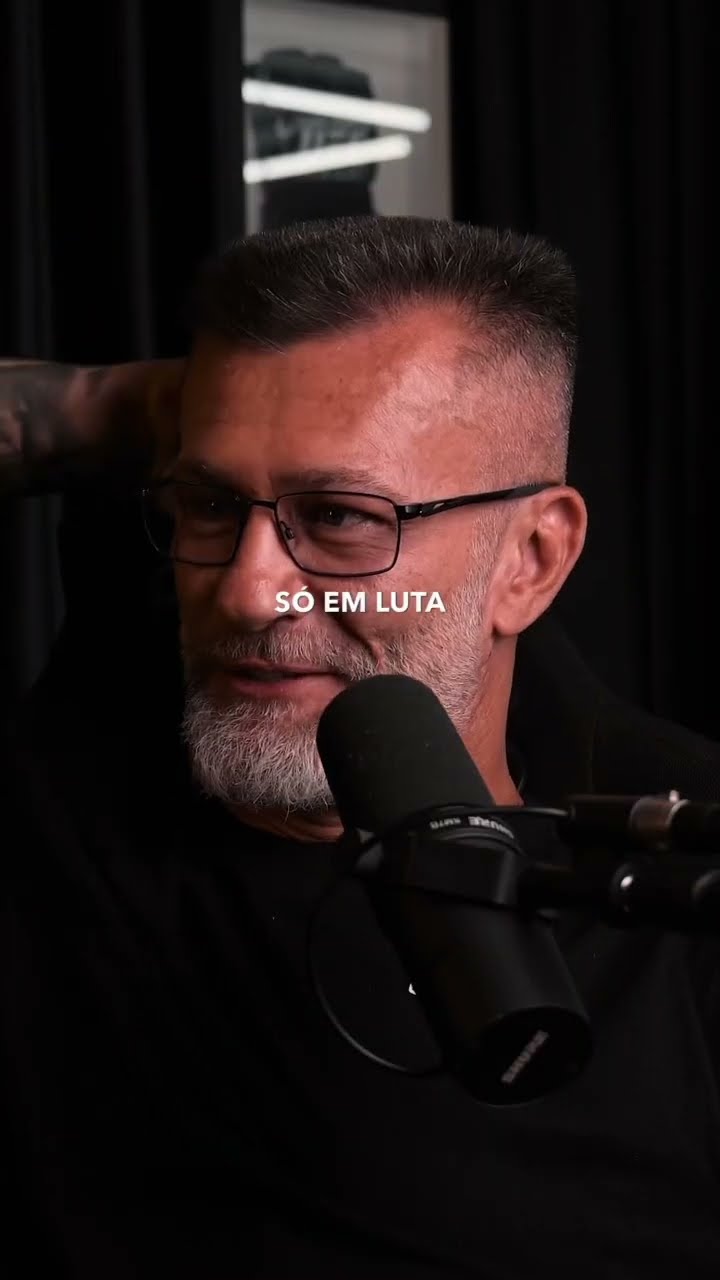 Reagindo a The Cage da Netflix com lutadores do UFC, como Jon Jones, Georges St Pierre e Ciryl Gane.