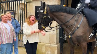 Angry Kings guard horse bites tourist arm and won't let go.. by TheoryGlobe 2,713 views 2 weeks ago 1 minute, 18 seconds