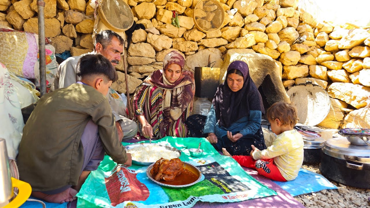 Кочевой образ жизни в горах |  Приготовление фаршированной курицы кочевницами и семьей Кухоль