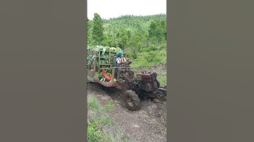 Xe công nông chở chuối lên giốc