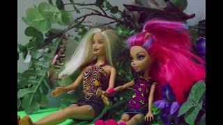 Dressing Park Barbie Vs Monster High