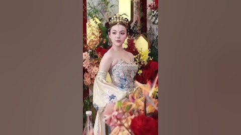 Cô dâu ở TPHCM xinh như búp bê, đầu đội vương miện làm từ 10 cây vàng