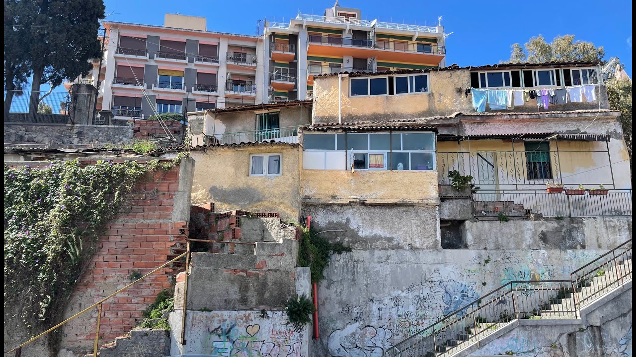Baracche vista mare: costruite su mura antiche, a pochi metri dal Duomo
