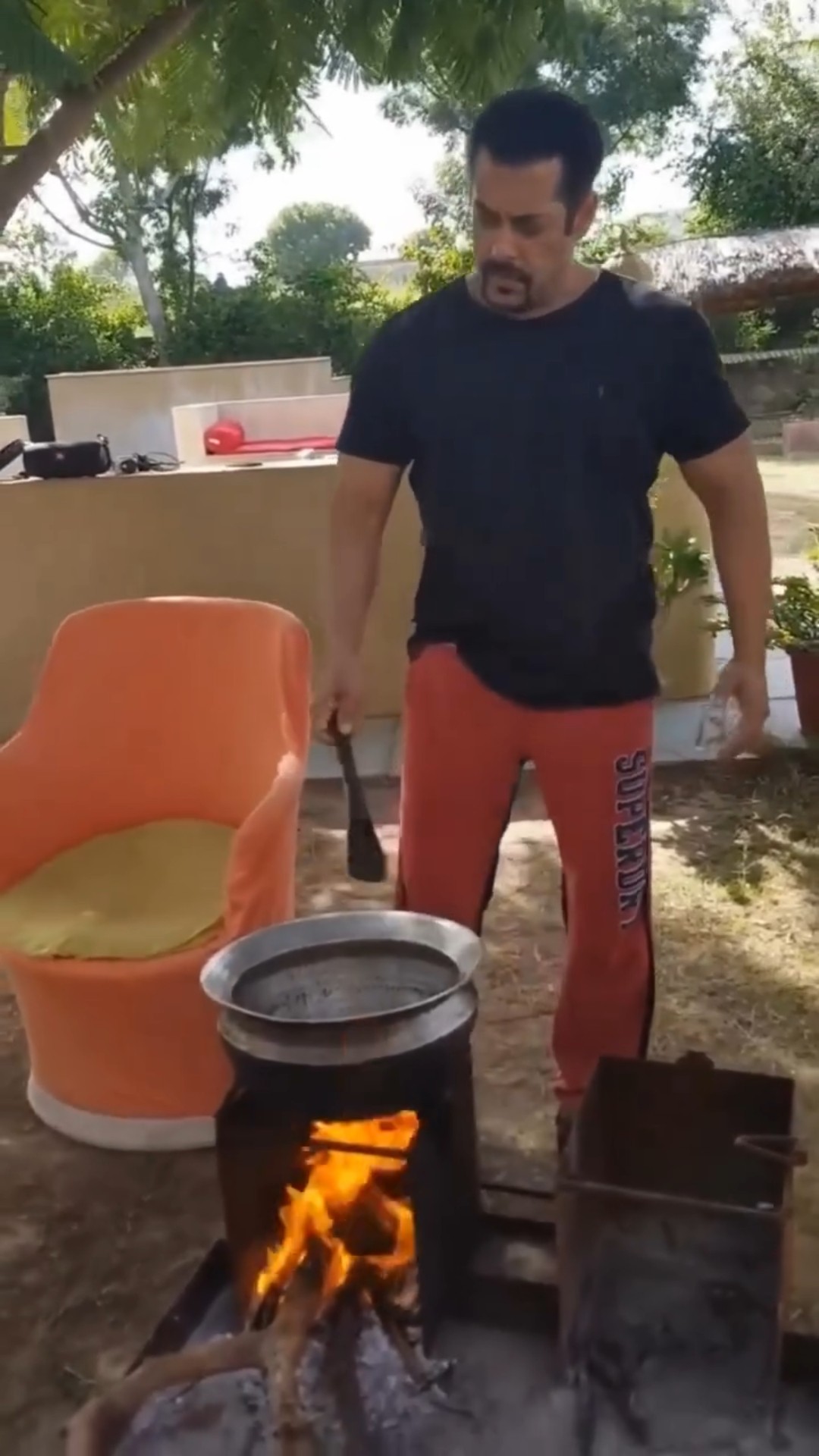 Salman Khan prepares SPECIAL food for his family in his open kitchen ? #shorts #salmankhan