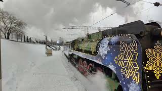 поезд Деда Мороза прибывает в Новосибирск под паровозом