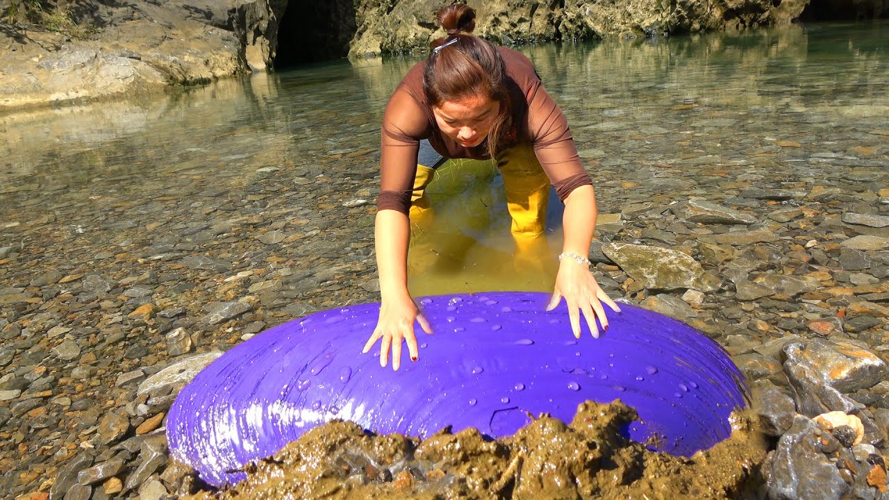 💜The girl picked up a few huge mutated clams and pried open countless beautiful pearls