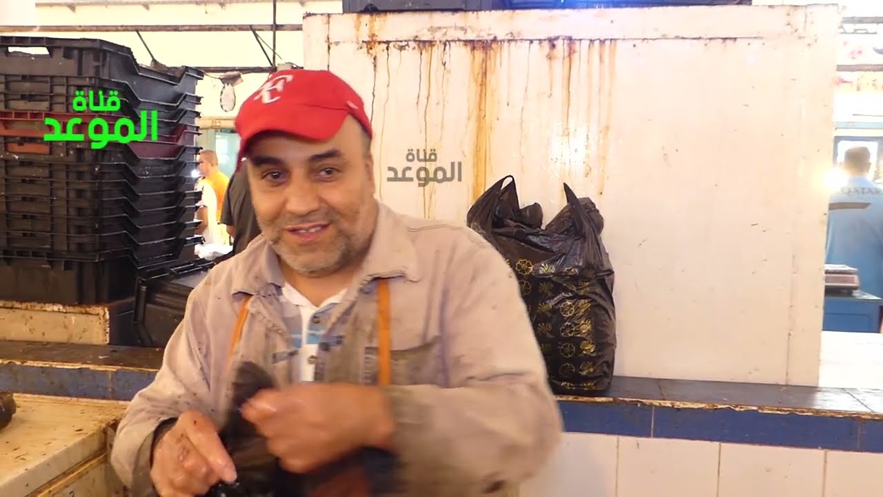 أشهر شخصية في سوق الحوت في بنزرت ، أنا نغسل في الحوت جأني حريف هدالي عمرة لمكة المكرمة