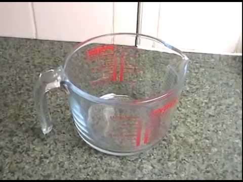 Pyrex 1L Glass Measuring Jug close look