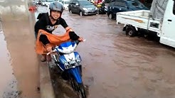 Parah! Banjir di Palembang Bisa 'Smack Down' Kendaraan Motor - Durasi: 0.53. 