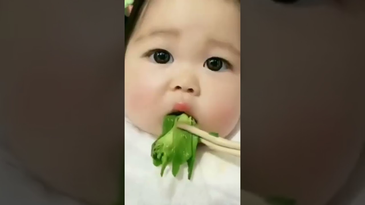 اكل كوري || اصغر طفله كوريا تاكل  الملفوف || اصوات الاكل 