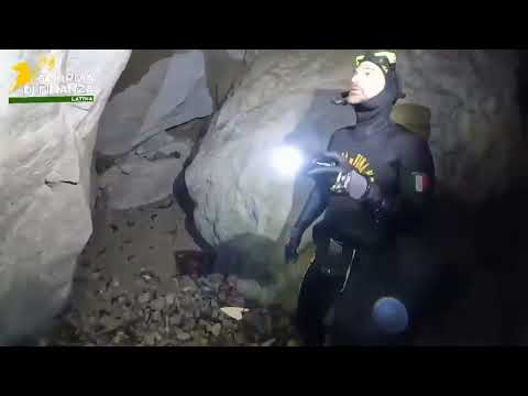 Video Ponza, 40 kg di hashish in una grotta a Ponza: l'intervento dei sommozzatori della Finanza