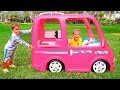 Vlad và Nikita cưỡi trên chiếc xe Barbie đi cắm trại