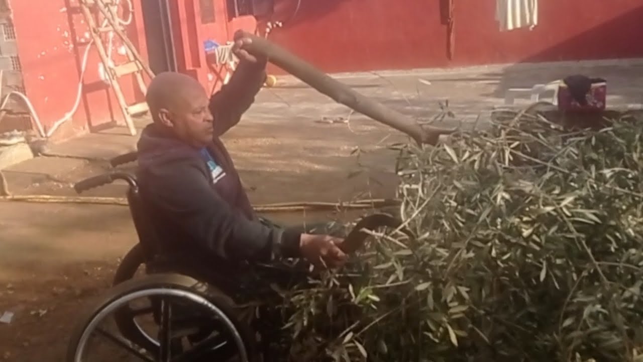 شوفوا نور الدين والنفس اش دايره فيه رغم الاعاقه وخدام على راسه