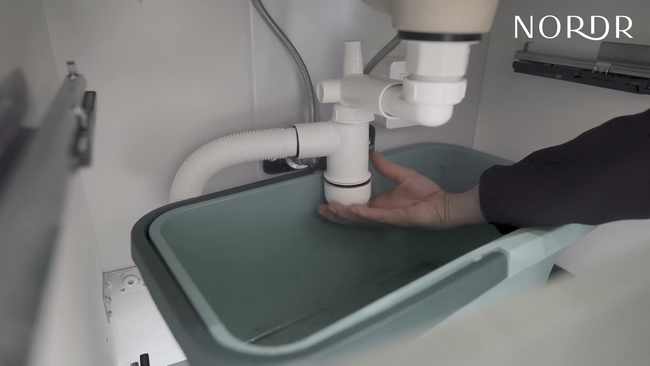 Såhär rensar du avloppet i en badrumskommod