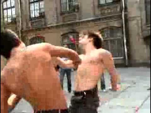 мужик показал боксеру как драться на улице