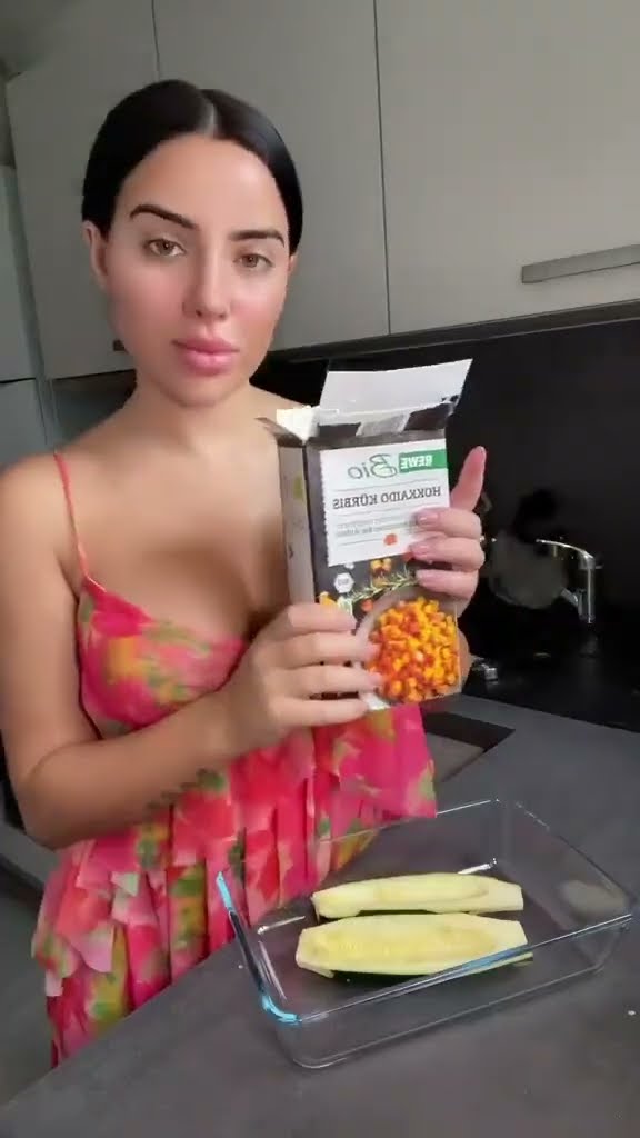 Leyla Lahouar kocht Überbackene Aubergine mit Zucchini - Dschungelcamp ...