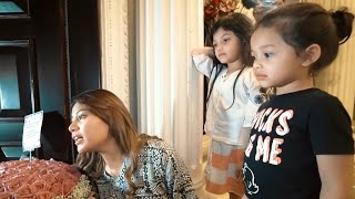 Bunda sibuk kumpulin Baju yg mau di jual, uangnya nanti buat di sumbangkan, Ayah sibuk cari charger