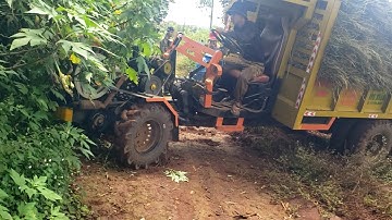 Xe công nông cầu đẩy màu vàng của gara đông xuân chở lúa lên đường dốc rất khỏe vs an toàn.