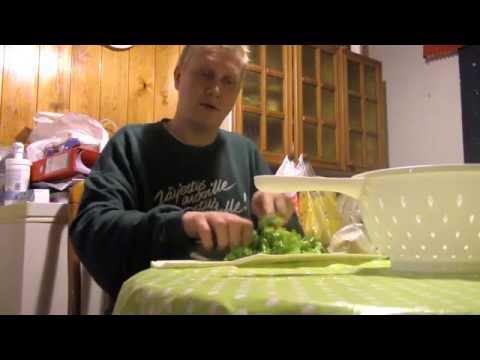 Video: Vihreä Salaatti Tonnikalalla Ja Paistettua Kananmunaa