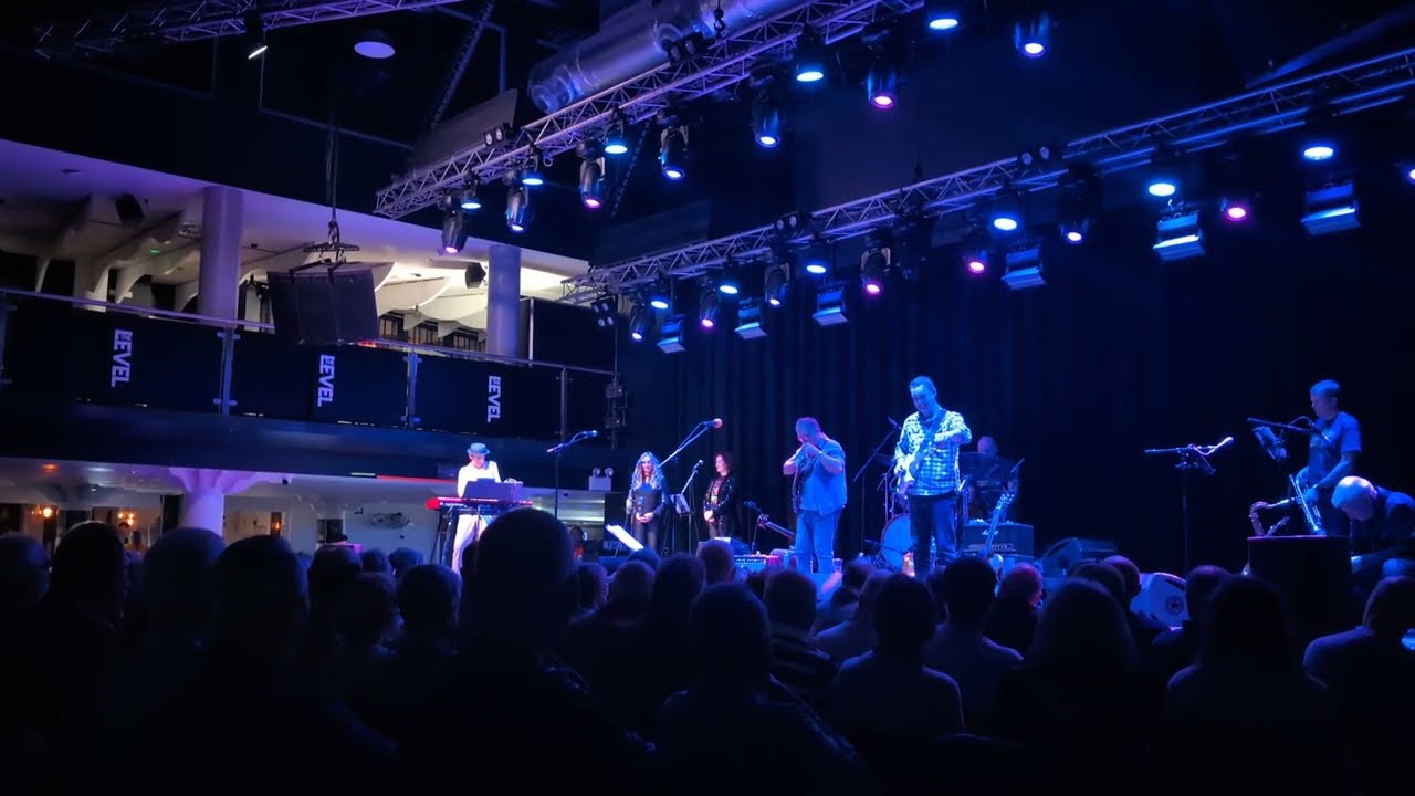 Paul Kilvington''s intro to "FM".