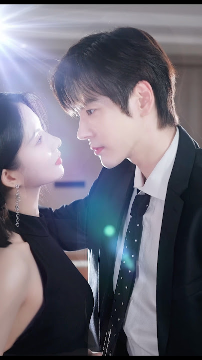 The paper plane accidentally flew over. “Blossom Through The Cloud” #mileswei #weizheming