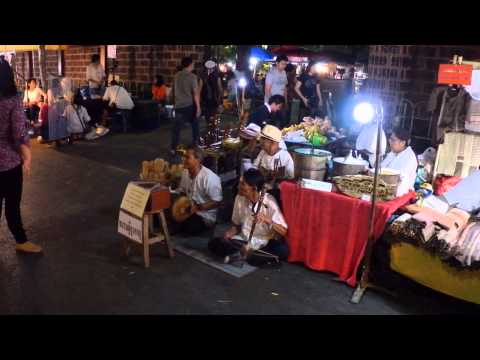 タイランド2014 チェンマイ サンデーマーケットで演奏している人たち