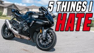 5 Things I HATE About My Yamaha R1
Get your Motonosity Merch! - http://Motonosity.com/shop
Theres a lot to love about my 2020 Yamaha R1. With the latest refresh of the R1, Yamaha has upped its game, but here are some things I hate about this motorcycle...
...or maybe just dislike haha
++ 🛡️ PARTNERS I RECOMMEND 🛡️ ++
Luimoto Designer Motorcycle Seats - http://bit.ly/389Ip0W
Ruroc Helmets - https://bit.ly/2Z0FEey
Motovation Motorcycle Parts - https://bit.ly/3f4oZjO
Chin Mounts - https://bit.ly/2DAJ6Fy (click link and use code MOTONOSITY for 10% off!)
++ ⚙️ MY GEAR ⚙️ ++
My Street Gear - https://bit.ly/351XlwK
My Motovlogging & Camera Gear - https://bit.ly/2x1m5bY
My Dirt Gear - https://bit.ly/2VCv10Y
My Motorcycle Phone Mount - https://bit.ly/2zoGRTJ
++ 📸 FIND ME HERE 📸 ++
Instagram - http://instagram.com/Motonosity
Twitter - http://twitter.com/Motonosity
Exclusive Email Updates! - http://bit.ly/MotoNewsletter
Support the Builds on Patreon - http://patreon.com/motonosity
Send Mail - PO Box 141836, Austin, TX 78714
++ 🏍️ CURRENT BUILDS 🏍️ ++
BMW S1000RR M - https://bit.ly/S1K_Build
300cc Honda Grom - https://bit.ly/Grom_Build
Yamaha MT-09 - https://bit.ly/MT09_Build
Honda CRF450R Supermoto - http://bit.ly/CRF_Build
Honda Ruckus 171cc GY6 - https://bit.ly/Ruckus_Build
++ 🏍️ PAST BUILDS 🏍️ ++
Yamaha R3 Streetfighter - http://bit.ly/R3_Build
Yamaha R6 - http://bit.ly/R6_Build
🎵 MUSIC
DJ Grumble - https://soundcloud.com/gbeats
📧 BUSINESS - motonosity@gmail.com 5 Things I HATE About My Yamaha R1