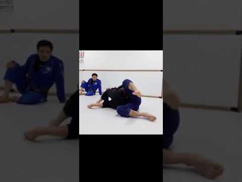 柔術道場入りたての白帯男子が色帯女子に楽々と絞められタップ